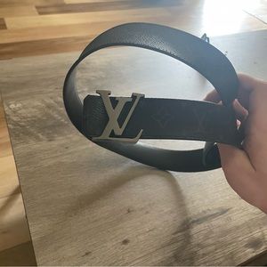 Black Louis Vuitton reversible LV belt